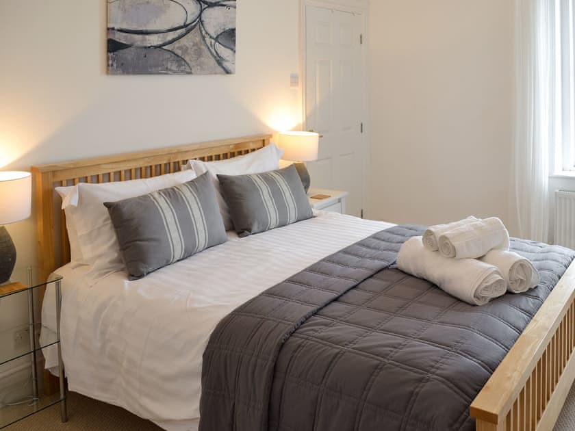 Double bedroom with king size bed, sea views and ensuite  | Seaglass, Marazion