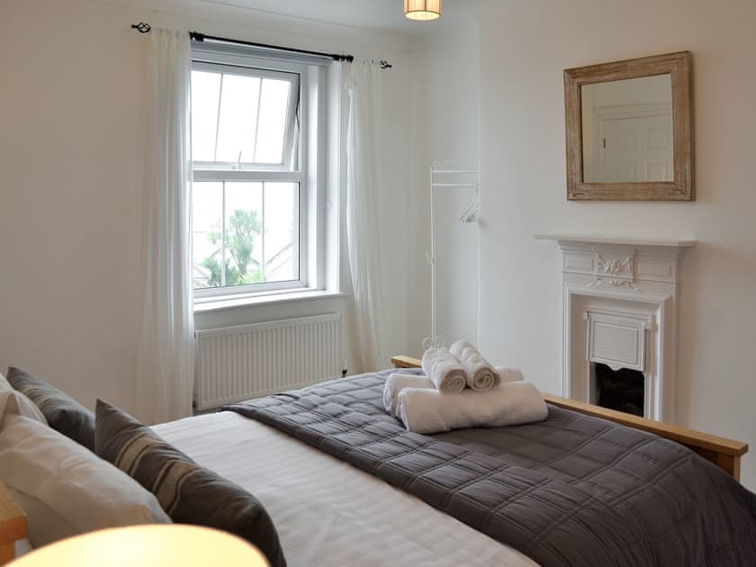 Double bedroom with king size bed, sea views and ensuite  | Seaglass, Marazion