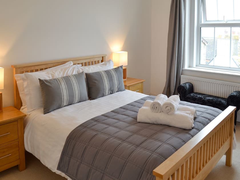Double bedroom with queen size bed and sea views  | Seaglass, Marazion