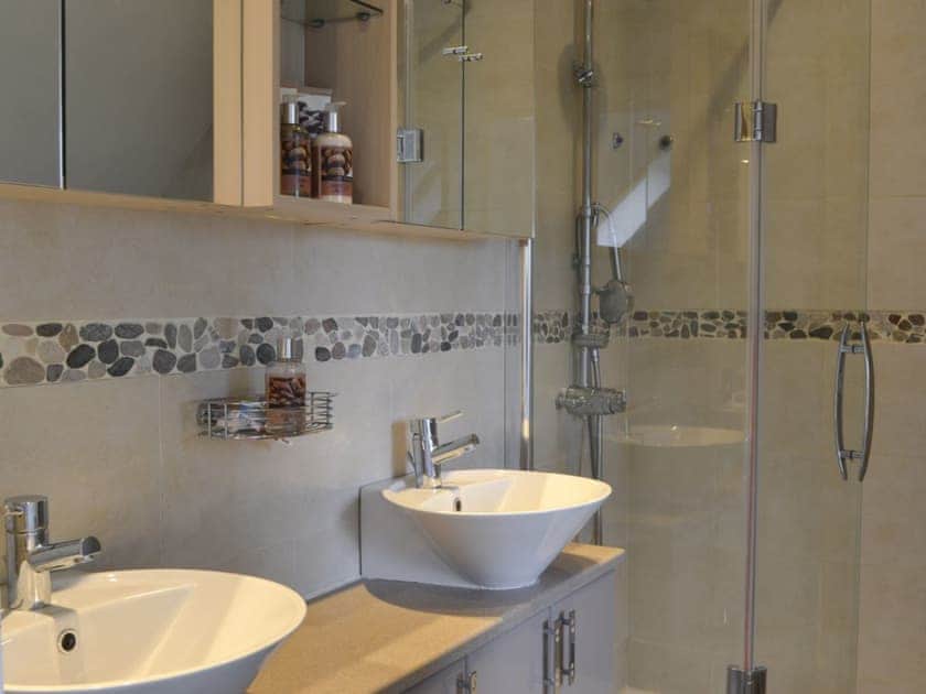 En-suite bathroom with bath, shower cubicle and toilet | River Mill House, Ballachulish, near Fort William