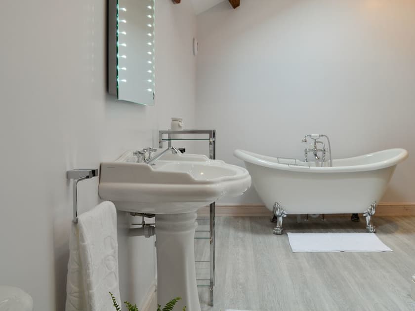 Family bathroom | The Wheat Shed - The Wheat Shed and The Bothy, Calthwaite, near Penrith