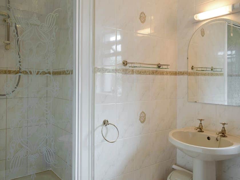 Family shower room | Bryneirin, Bwlchyfadfa, Talgarreg