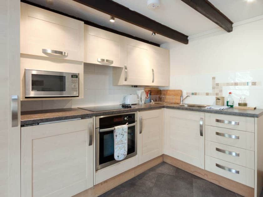 Well equipped kitchen area | Cobbles, Salcombe
