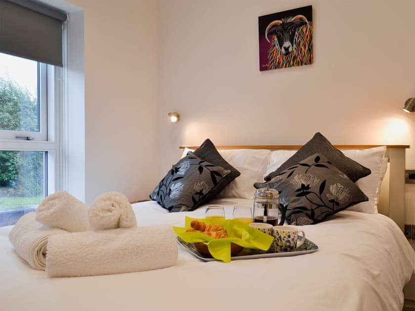 Relaxing bedroom with kingsize bed and en-suite | Bluebell Barn, Dunnington, near York