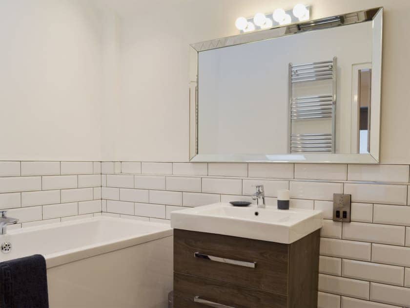 En-suite bathroom | Bluebell Barn, Dunnington, near York
