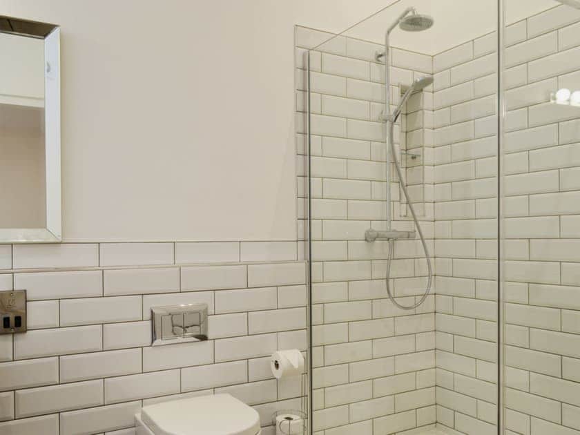 En-suite bathroom | Bluebell Barn, Dunnington, near York
