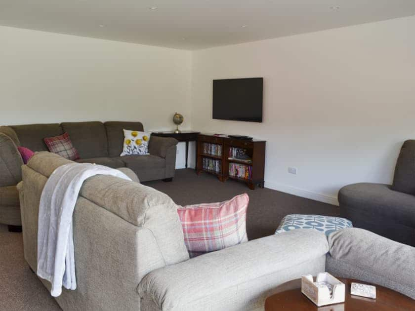 Spacious and comfy livign area | Reeds Farmhouse, Farnham