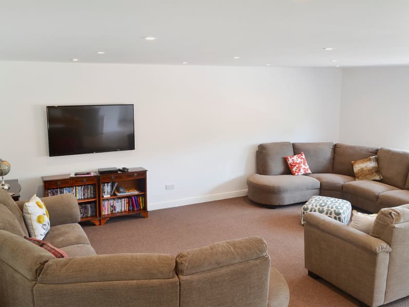 Spacious and comfy livign area | Reeds Farmhouse, Farnham