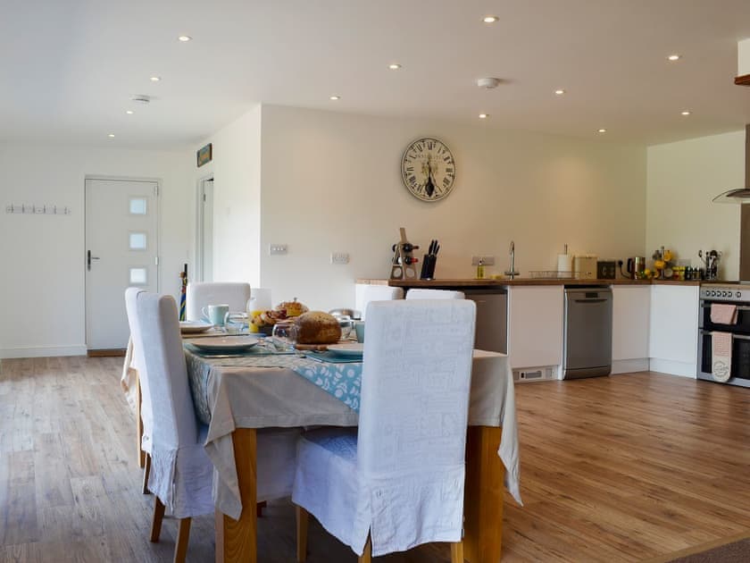 Light and airy open plan living space | Reeds Farmhouse, Farnham