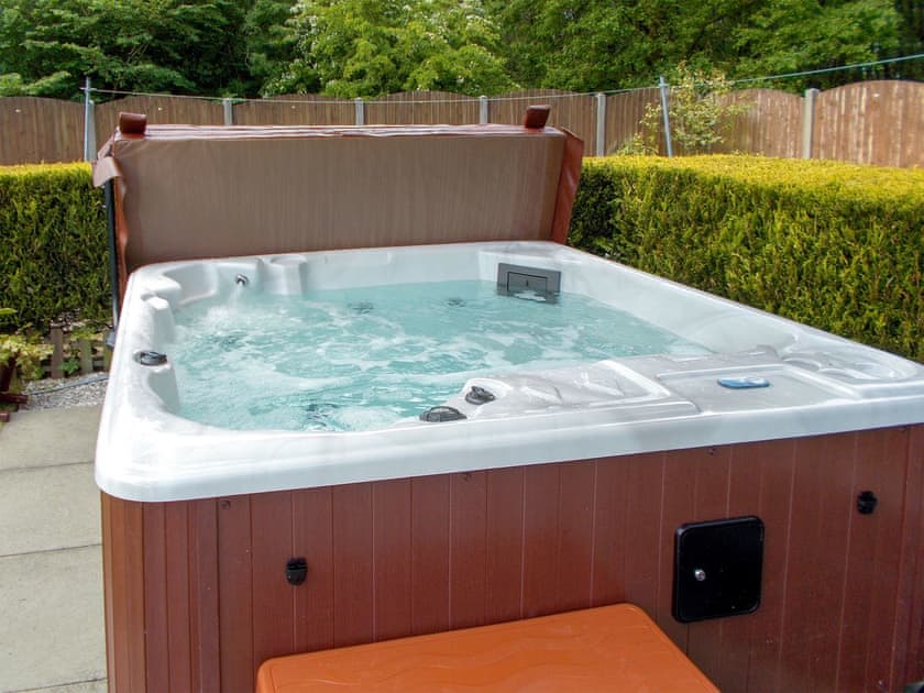 Relaxing private hot tub | Blaeberry Cottage, Near Lockerbie