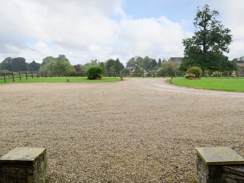 Sweeping ravel driveway and ample parking | Canon Court Farmhouse, Milborne Port, near Sherborne