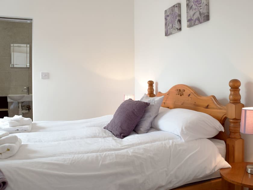 Well presented double bedrooom with en-suite | Gwylfa, Trimsaran, near Kidwelly