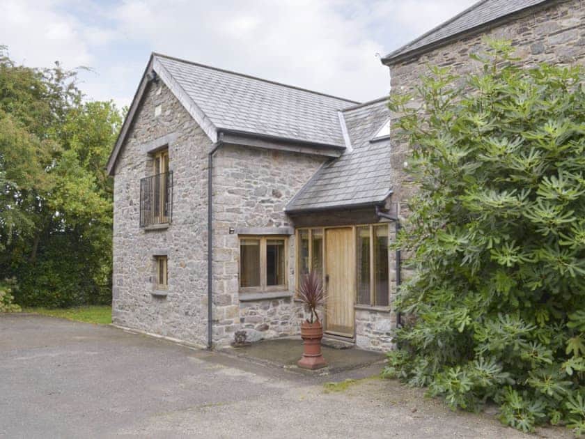 Lovely Grade II listed cottage, converted from old stables | Ringslade Barn and Cinema, Highweek, near Newton Abbot