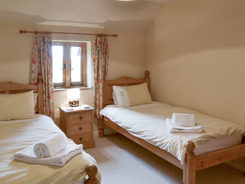 Relaxing twin bedroom | Ringslade Barn and Cinema, Highweek, near Newton Abbot