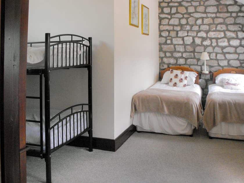 Bedroom featuring twin beds, bunk beds and en-suite bathroom | Roselber - Stonelands Farmyard Cottages, Litton near Kettlewell