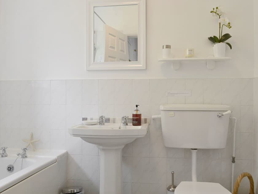 Family bathroom with shower over bath | Four Seasons, Cowan Head, near Kendal