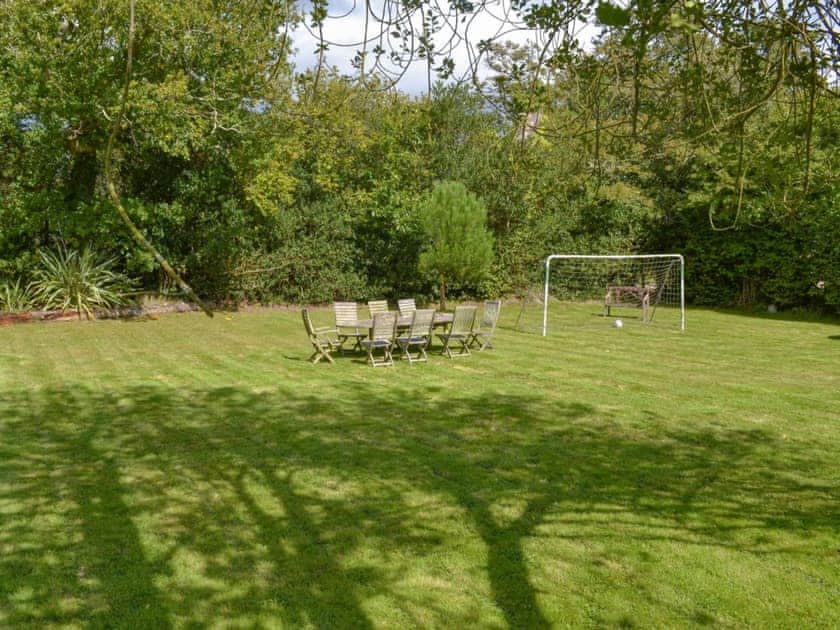 Excellent, large, lawned garden | Brookside Cottage, Burley, near Ringwood