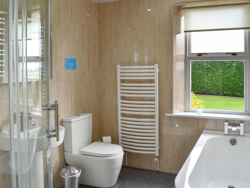 Well presented bathroom | Heckley Cottage - Heckley Cottages, Alnwick