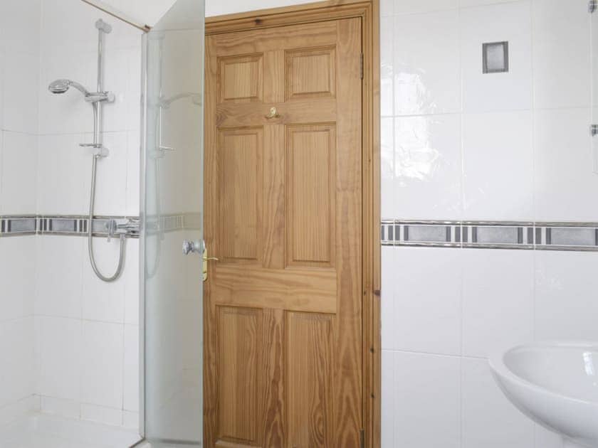Shower cubicle within family bathroom | No 1 Pengraig Draw - Pengraig Cottages, Near Llanfarian