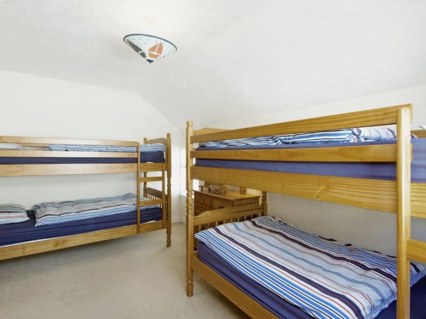 Spacious bunk bedroom | Island Quay 10, Salcombe