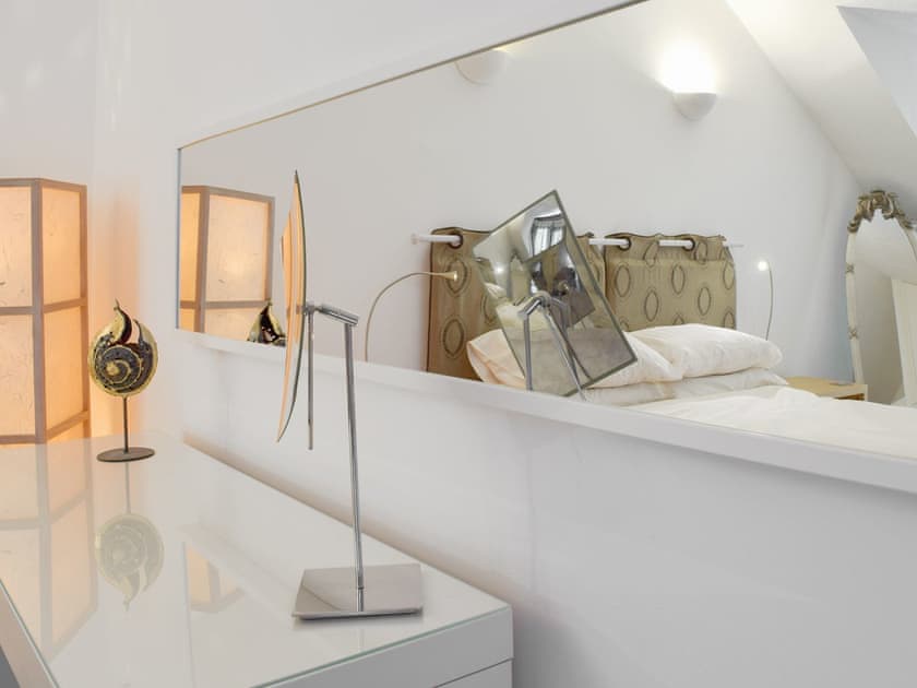 Well presented double bedroom | Alice’s Cottage, near Kilgetty