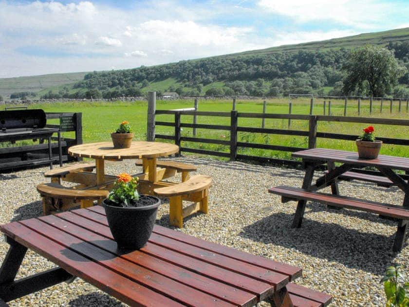 Sitting out area in the garden and grounds | Honey Pot, Sandhams - Stonelands Farmyard Cottages, Litton near Kettlewell