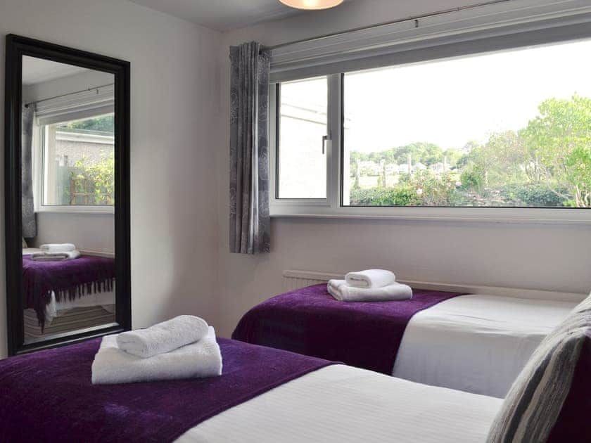 Cosy bedroom with twin beds | Burns Knott, Keswick