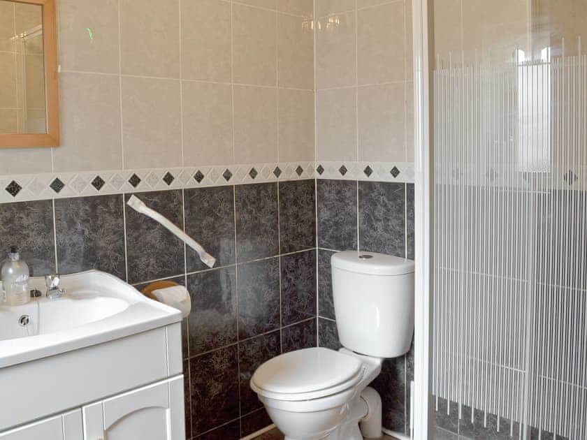 En-suite shower room | Cloggers Cottage, East Ayton near Scarborough