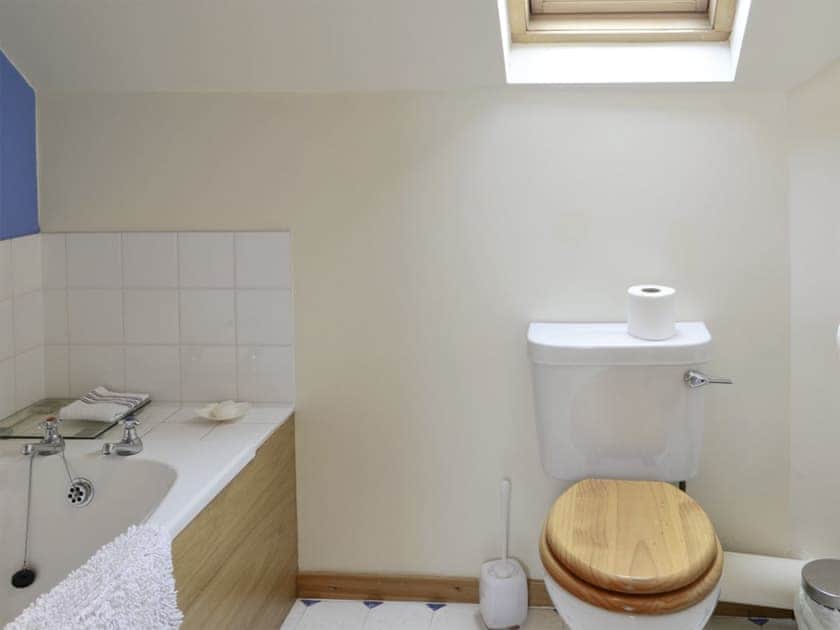 En-suite bathroom | Hume Orchard Steading, Hume, near Kelso
