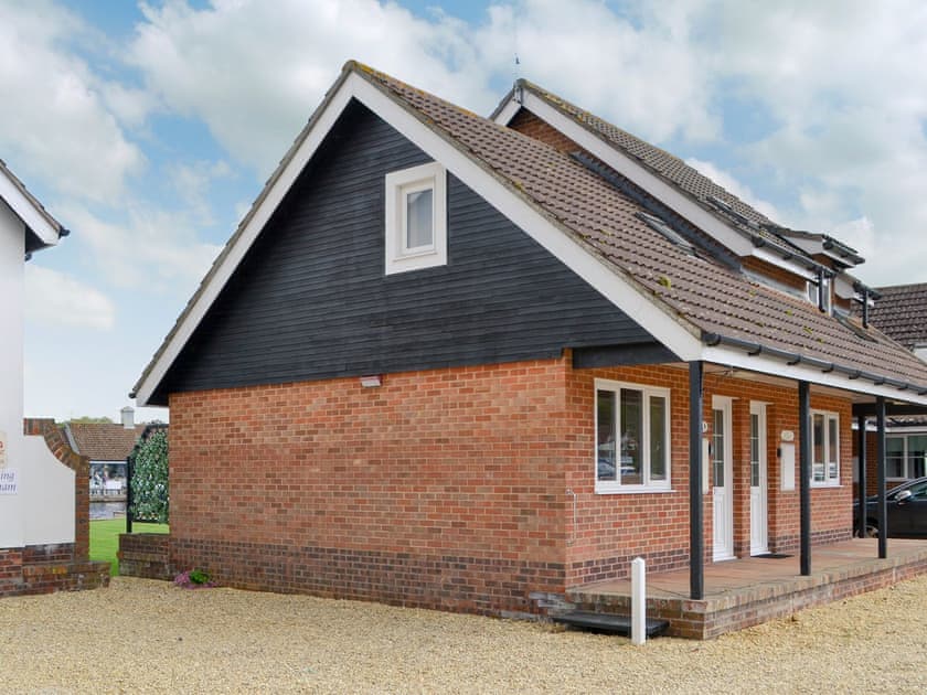 Beautifully presented riverside cottage | Puffin Cottage, Wroxham