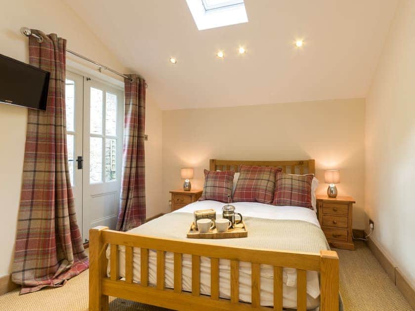 Relaxing bedroom with kingsize bed and en-suite | The Coach House, Riding Mill, near Corbridge