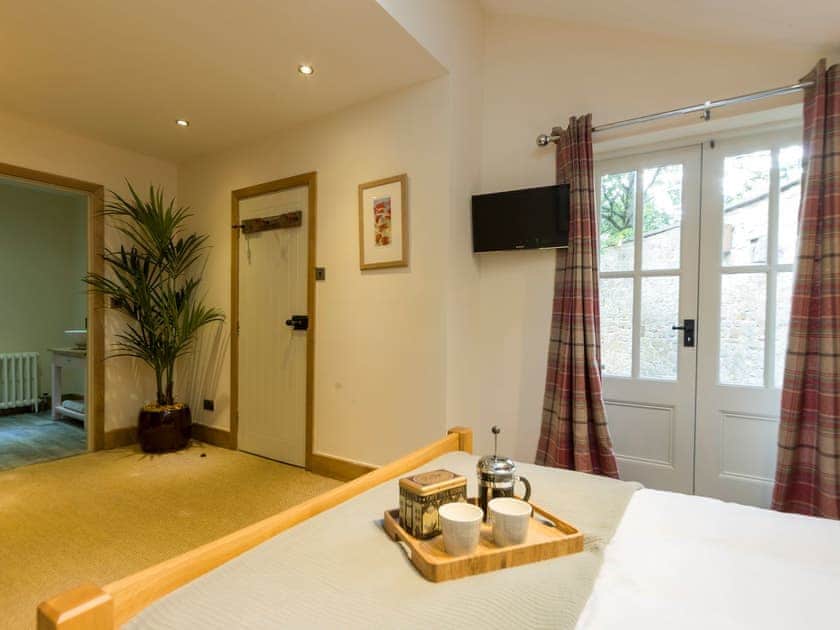 Relaxing bedroom with kingsize bed and en-suite | The Coach House, Riding Mill, near Corbridge
