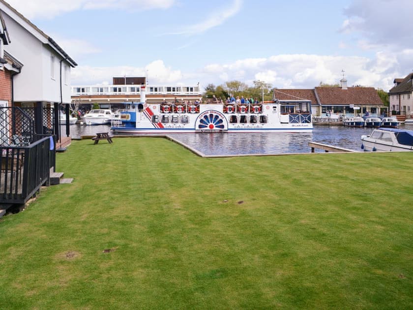 Delightful landscaped lawn with views along the river | Pottergate Cottage, Wroxham