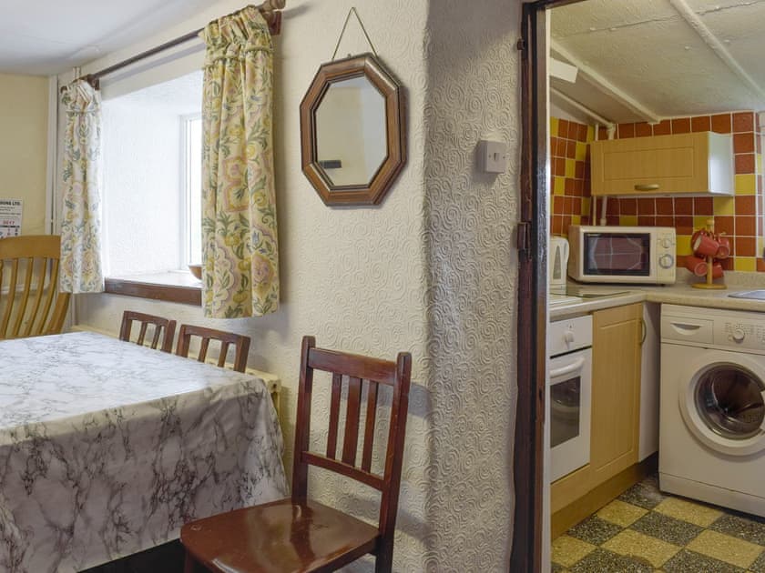 Dining room conveniently adjoins the kitchen | Ty-Gwyn, Cynheidre, near Llanelli