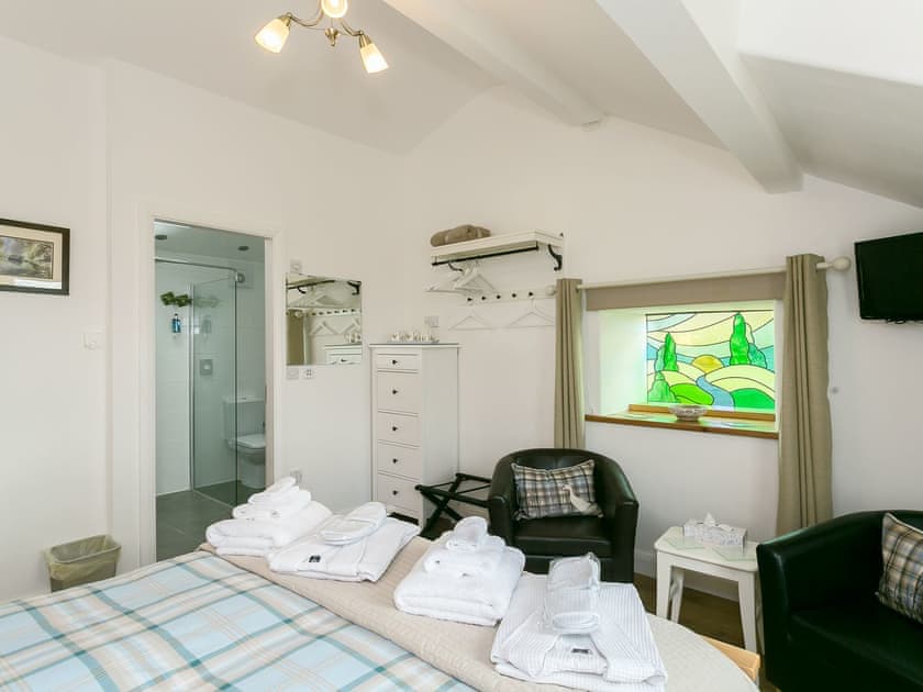 Excellent double bedroom with en-suite | Commons Farm Cottage, Wadsworth, near Hebden Bridge