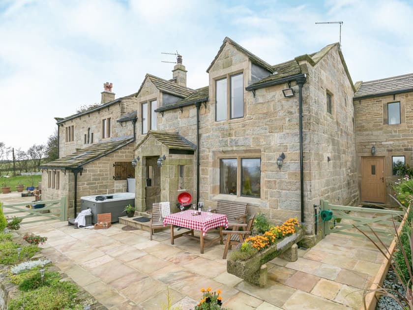 Picturesque holiday home | Commons Farm Cottage, Wadsworth, near Hebden Bridge