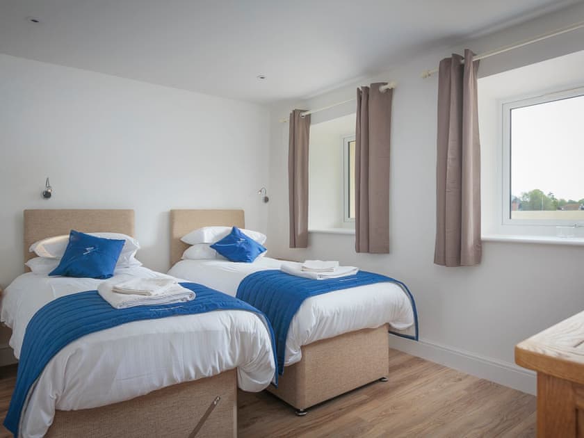 Spacious ground floor twin bedroom with en-suite | Bewick Swan - The Riverviews, Wroxham, near Norwich