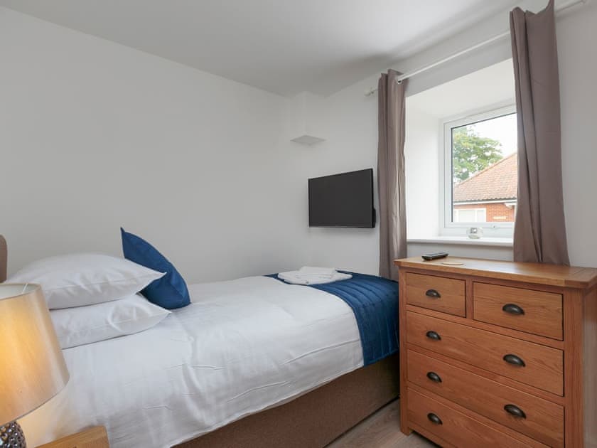 Peaceful ground floor single bedroom with en-suite | Bewick Swan - The Riverviews, Wroxham, near Norwich