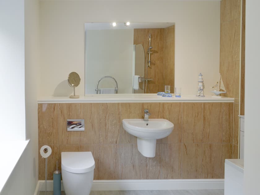 En-suite bathroom | Swallow View - Jackson Road, Matlock