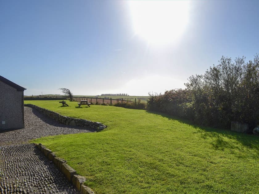 Lawned garden with picnic=style seating | Ty Hir, Aberdaron, Pwllheli