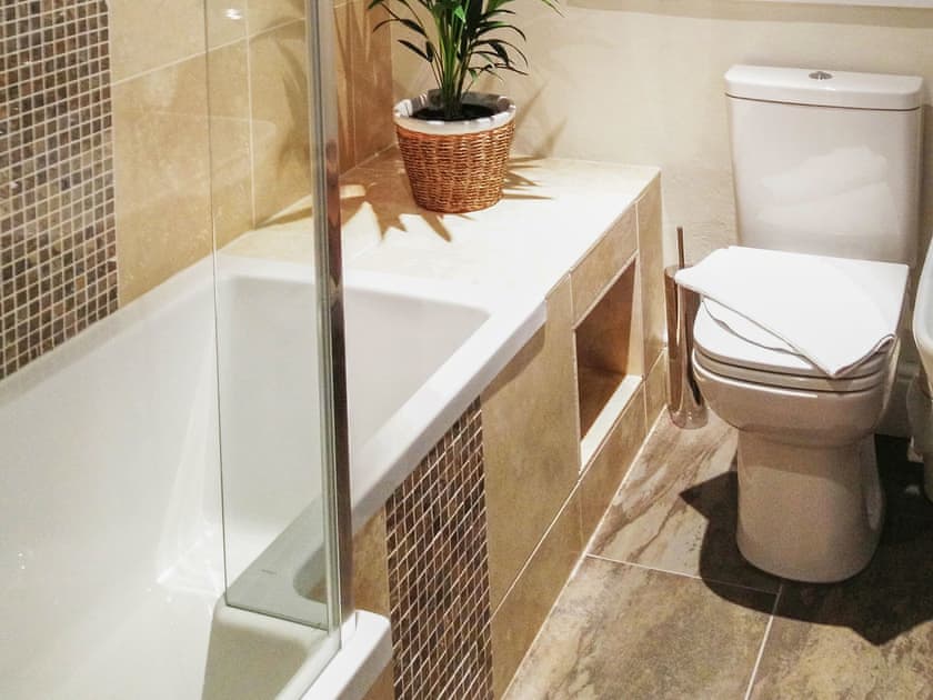 Sumptuous bathroom with shower over the bath | Staveley House Apartment - Staveley House & Staveley House Apartment, Staveley