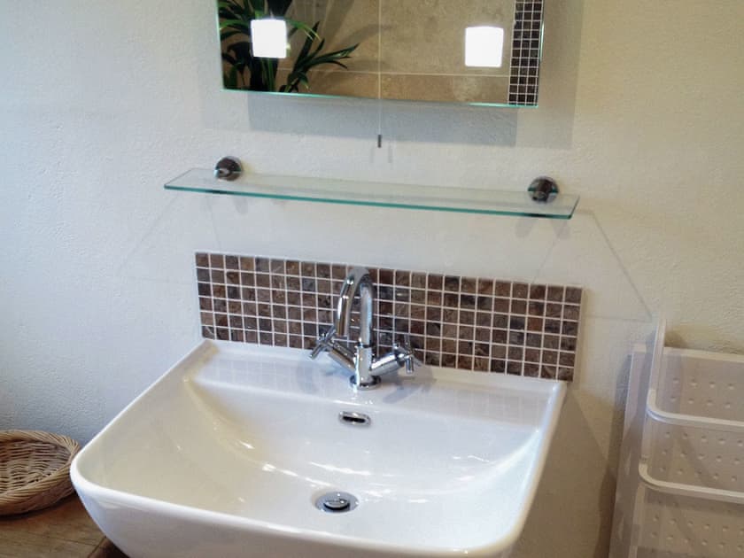 Beautifully tiled bathroom | Staveley House Apartment - Staveley House & Staveley House Apartment, Staveley