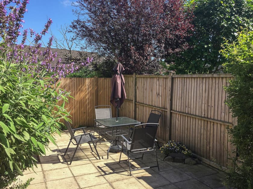 Private secluded patio with outdoor eating area | Staveley House Apartment - Staveley House & Staveley House Apartment, Staveley