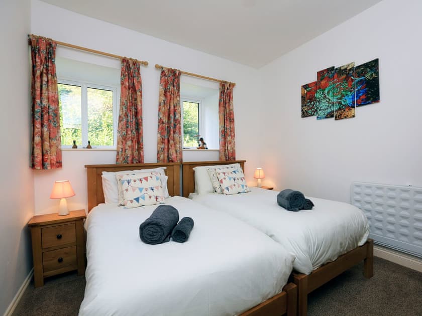 Comfortable twin bedroom | Woodcock Cottage - Courtlands Manor Estate, Kingsbridge