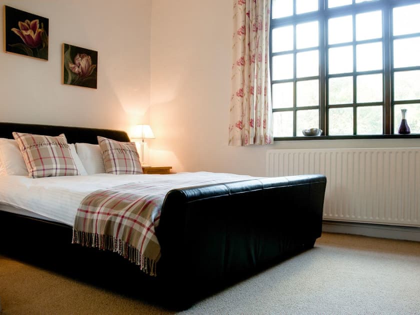 Relaxing master bedroom with en-suite | Staveley House - Staveley House & Staveley House Apartment, Staveley