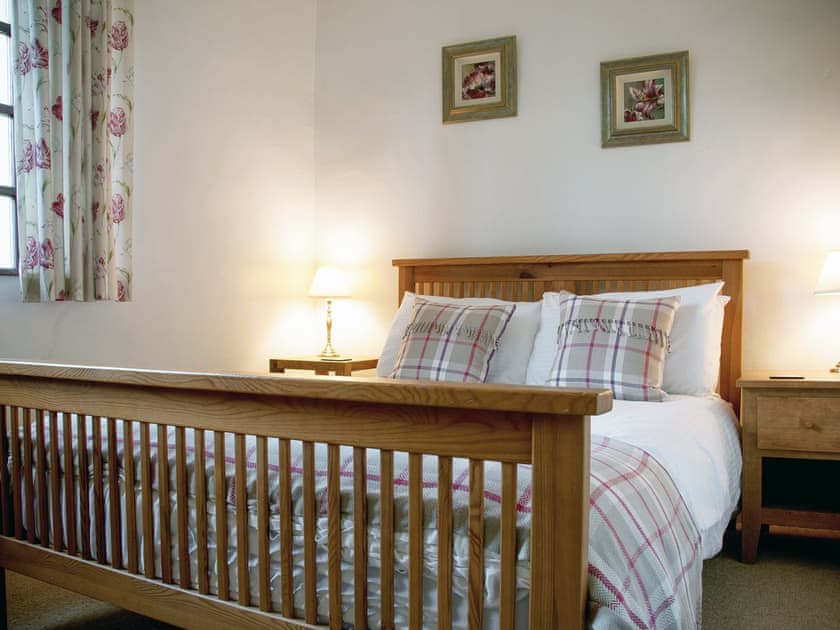 Comfortable double bedroom with en-suite | Staveley House - Staveley House & Staveley House Apartment, Staveley
