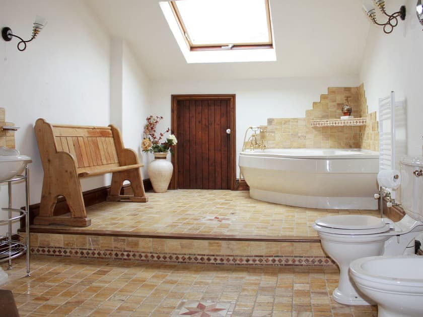 Large family bathroom | Staveley House - Staveley House & Staveley House Apartment, Staveley