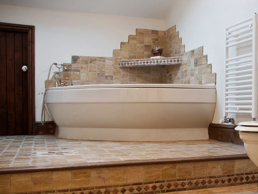 Luxurious jacuzzi corner bath | Staveley House - Staveley House & Staveley House Apartment, Staveley