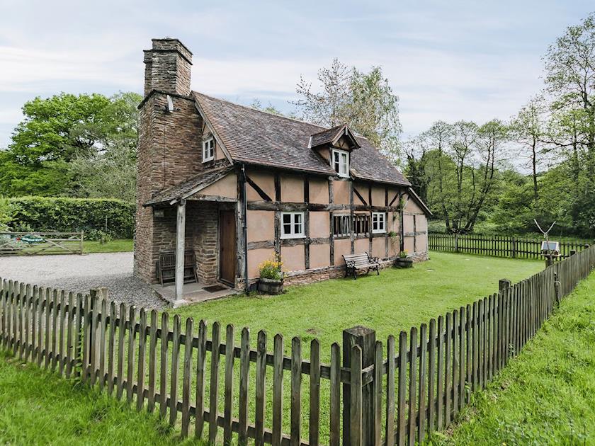 Historical timber framed holiday cottage  | Hollywall Croft, Stoke Prior, near Leominster