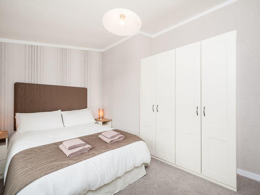 Cosy master bedroom with en-suite | Thistle Lodge, Auchterarder